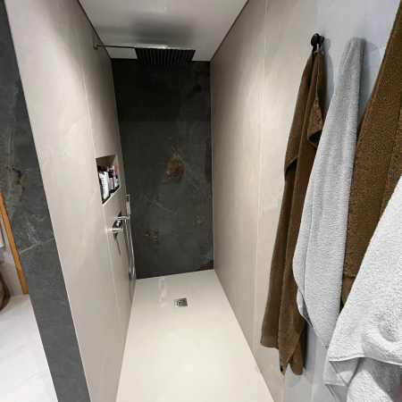Réalisation d'une salle de bain avec des grands carreaux