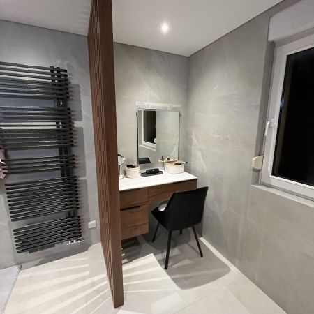 Réalisation d'une salle de bain avec des grands carreaux