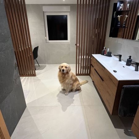 Réalisation d'une salle de bain avec des grands carreaux