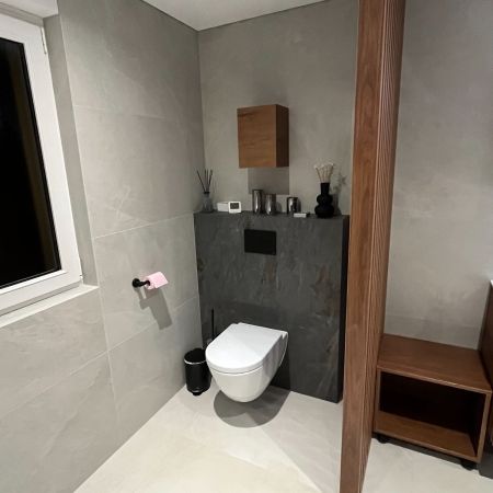 Réalisation d'une salle de bain avec des grands carreaux