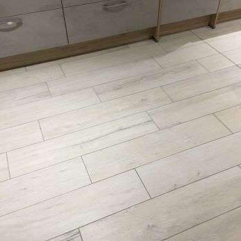 Rénovation d'un sol cuisine et salon en aspect bois