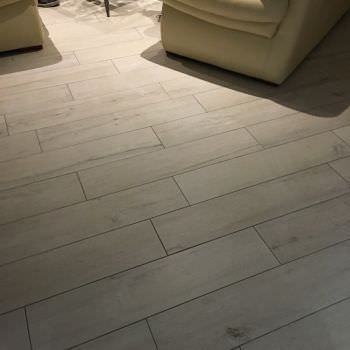 Rénovation d'un sol cuisine et salon en aspect bois