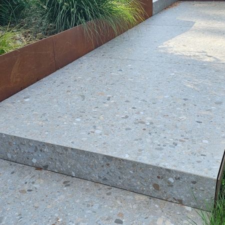 Perron et escalier extérieur