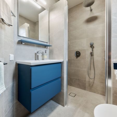Rénovation salle de bain avec une touche de bleu Rénovation salle de bain avec une touche de bleu