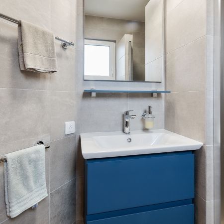 Rénovation salle de bain avec une touche de bleu Rénovation salle de bain avec une touche de bleu