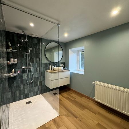 Rénovation salle de bain qui allie calme et modernité