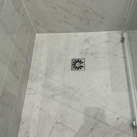 Une salle de bain aux essences de marbre