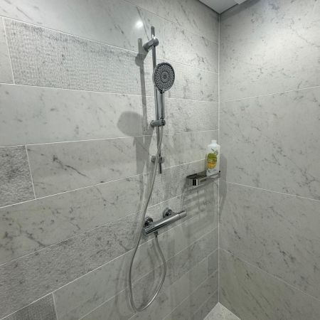 Une salle de bain aux essences de marbre