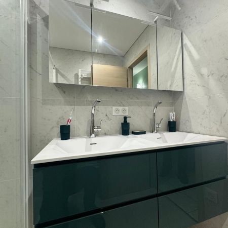 Une salle de bain aux essences de marbre