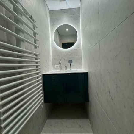 Une salle de bain aux essences de marbre