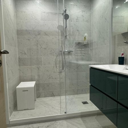 Une salle de bain aux essences de marbre