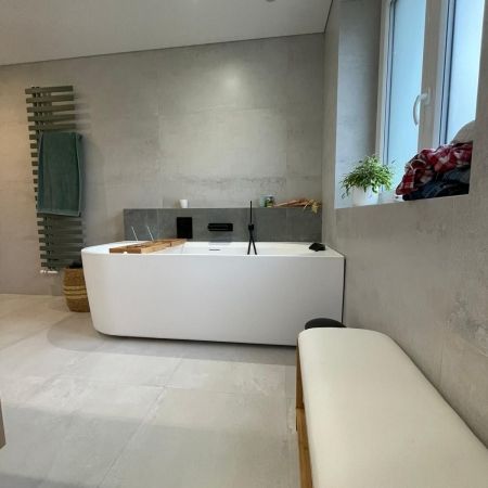 Elégance industrielle : la salle de bain en gris métallisé