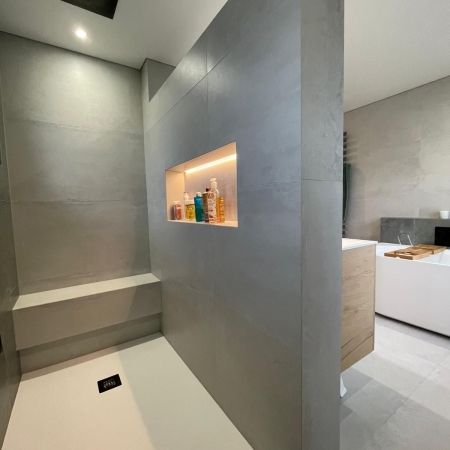 Elégance industrielle : la salle de bain en gris métallisé