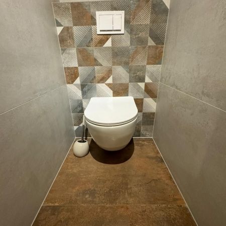 Un toilette aux teintes du métal