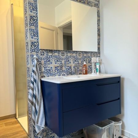 Salle de bain pratique aux notes "rétro"