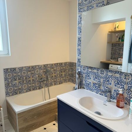 Salle de bain pratique aux notes "rétro"