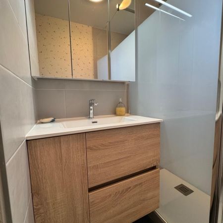 Une salle de bain avec une douche confortable