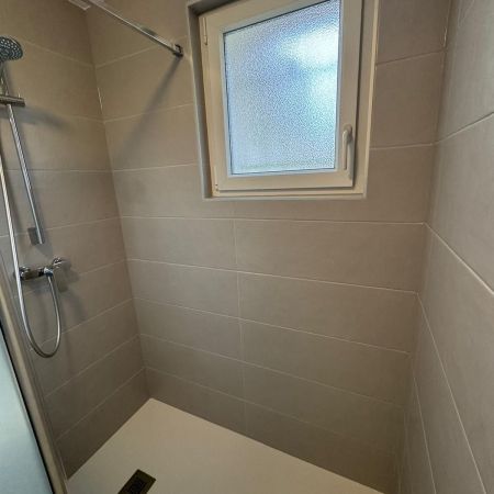 Une salle de bain avec une douche confortable