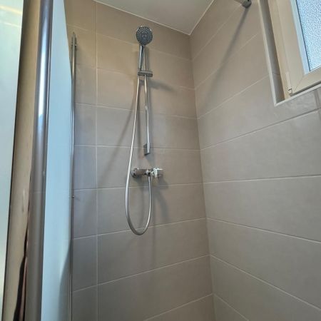 Une salle de bain avec une douche confortable