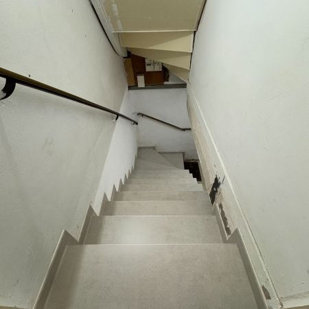 Pose de grès Cérame sur un escalier vers la cave