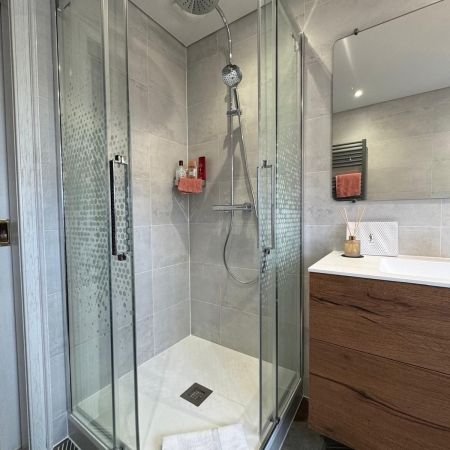 Une rénovation de SDB qui s'inspire des métaux Une rénovation de SDB qui s'inspire des métaux