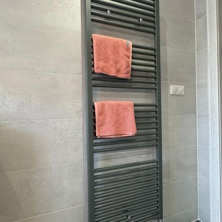 Une rénovation de SDB qui s'inspire des métaux Une rénovation de SDB qui s'inspire des métaux