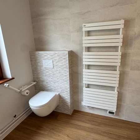 Création d'une salle de bain PMR intégrée à une chambre Création d'une salle de bain PMR intégrée à une chambre