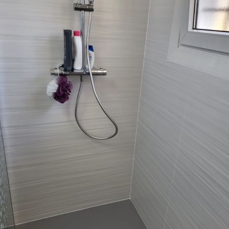 Remplacement de baignoire par une douche et rénovation harmonisée