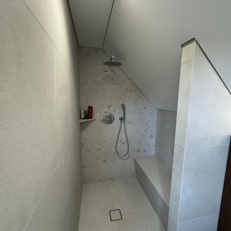 Une salle de bain avec rampant entièrement repensée Une salle de bain avec rampant entièrement repensée