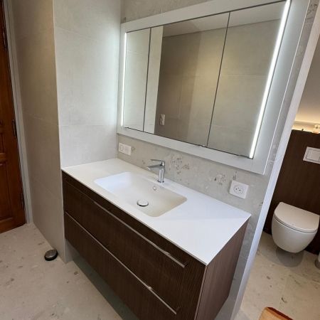 Une salle de bain avec rampant entièrement repensée Une salle de bain avec rampant entièrement repensée