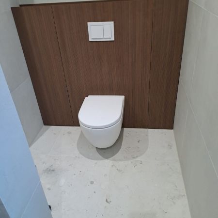 Une salle de bain avec rampant entièrement repensée Une salle de bain avec rampant entièrement repensée