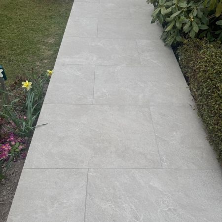 Du seuil à l'allée : Un extérieur en grès cérame effet pierre