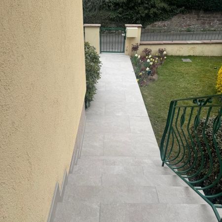 Du seuil à l'allée : Un extérieur en grès cérame effet pierre