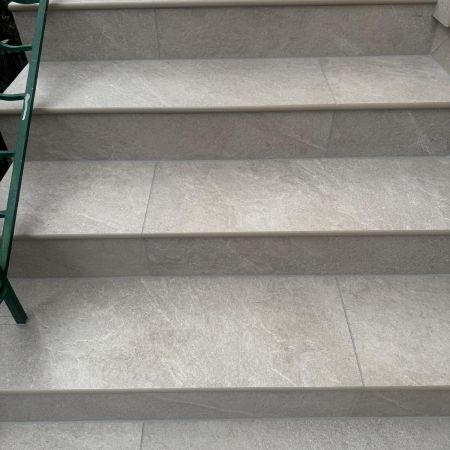 Du seuil à l'allée : Un extérieur en grès cérame effet pierre