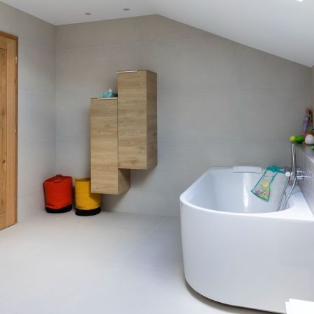 Salle de bain familiale dans une nouvelle construction Salle de bain familiale dans une nouvelle construction