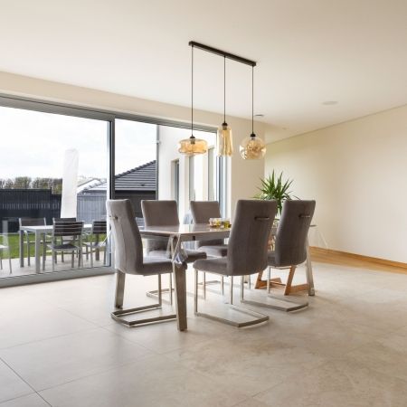 Des pièces de vie habillées d'un grès cérame 80x80