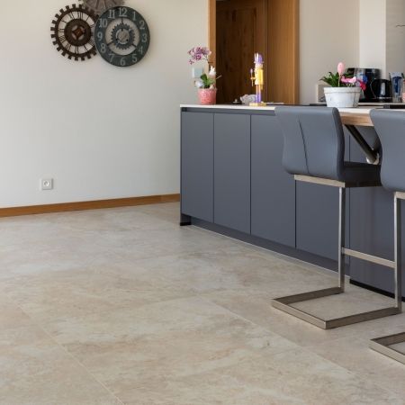 Des pièces de vie habillées d'un grès cérame 80x80