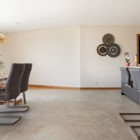 Des pièces de vie habillées d'un grès cérame 80x80