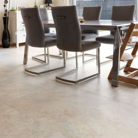 Des pièces de vie habillées d'un grès cérame 80x80