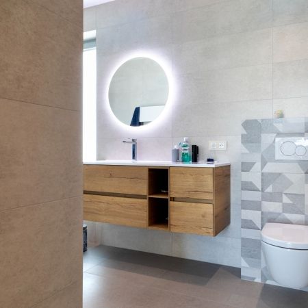 Salle de bain contemporaine dans une maison neuve