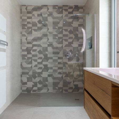 Salle de bain contemporaine dans une maison neuve