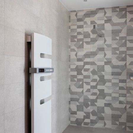 Salle de bain contemporaine dans une maison neuve