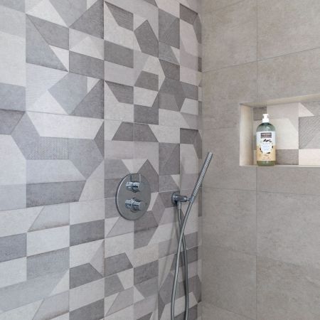 Salle de bain contemporaine dans une maison neuve