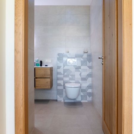 Salle de bain contemporaine dans une maison neuve