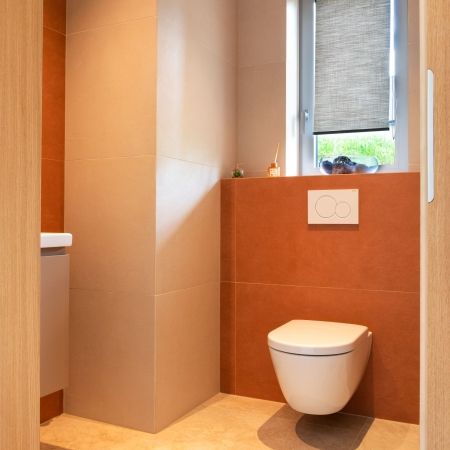 Espace WC aux tons argile, design sobre et élégant