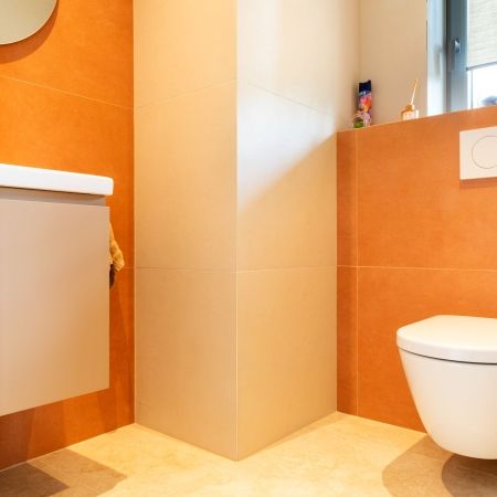 Espace WC aux tons argile, design sobre et élégant