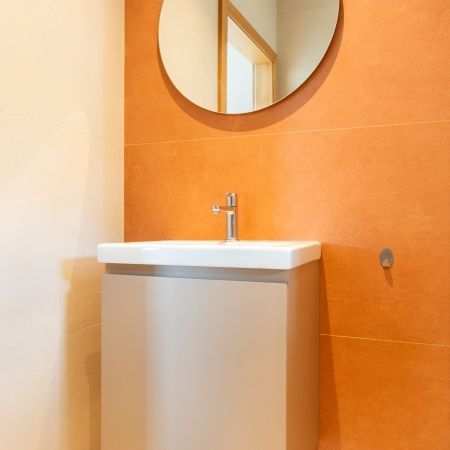 Espace WC aux tons argile, design sobre et élégant