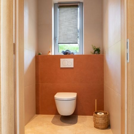 Espace WC aux tons argile, design sobre et élégant