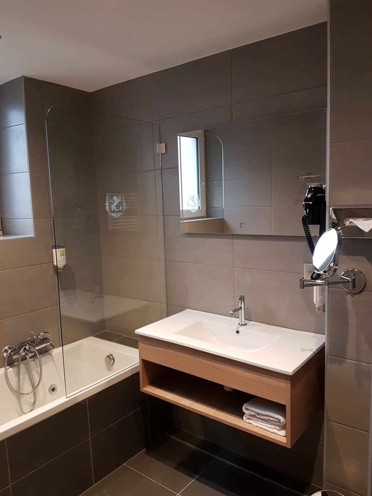Rénovation de 11 salles de bain à l'hôtel LE LION d'OR