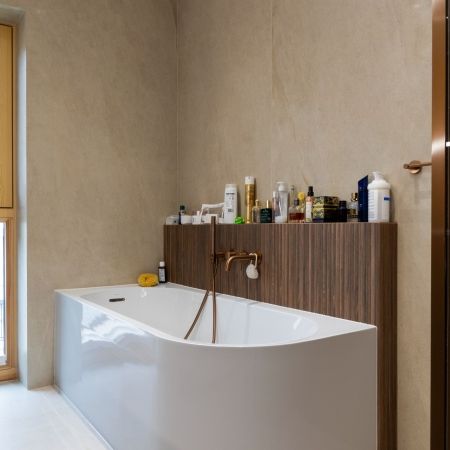 Salle de bain naturelle et raffinée dans une nouvelle construction Salle de bain naturelle et raffinée dans une nouvelle construction